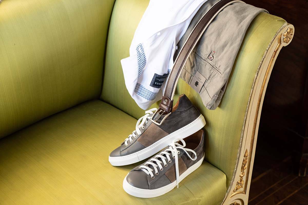 Come indossare le Sneakers con pantaloni beige